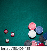 overhead view red dices casino chips stack green poker table. Стоковое фото, агентство Ingram Publishing / Фотобанк Лори