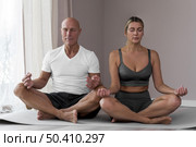 woman sitting lotus position. Стоковое фото, агентство Ingram Publishing / Фотобанк Лори