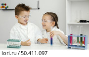 girl scientists doing experiments laboratory having fun. Стоковое фото, агентство Ingram Publishing / Фотобанк Лори