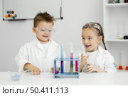 scientists having fun doing experiments. Стоковое фото, агентство Ingram Publishing / Фотобанк Лори
