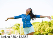 Outdoor portrait of a beautiful African American woman in the park. Стоковое фото, агентство Ingram Publishing / Фотобанк Лори