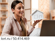 medium shot woman holding house. Стоковое фото, агентство Ingram Publishing / Фотобанк Лори