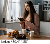 side view woman praying with bible. Стоковое фото, агентство Ingram Publishing / Фотобанк Лори
