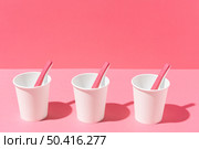 plastic cups razor blades. Стоковое фото, агентство Ingram Publishing / Фотобанк Лори