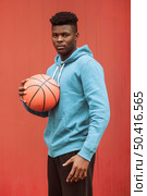 teenager with basketball ball 2. Стоковое фото, агентство Ingram Publishing / Фотобанк Лори