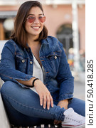 casual chubby girl denim outdoors. Стоковое фото, агентство Ingram Publishing / Фотобанк Лори