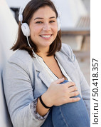 chubby girl listening music outdoors. Стоковое фото, агентство Ingram Publishing / Фотобанк Лори