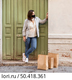 chubby girl wearing face mask outdoors 2. Стоковое фото, агентство Ingram Publishing / Фотобанк Лори