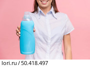 close up woman holding bottle blue detergent. Стоковое фото, агентство Ingram Publishing / Фотобанк Лори