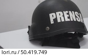Press Helmet in the Line of Fire, Reporters Gear in War Coverage, Frontline Journalism Protection, Marked as Press: Risking Everything. Стоковое видео, видеограф ALEJANDRO PEREZ ALVARES / Фотобанк Лори