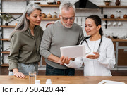 doctor presenting recovery treatment 3. Стоковое фото, агентство Ingram Publishing / Фотобанк Лори