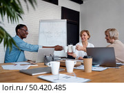 employees business meeting clinking cups. Стоковое фото, агентство Ingram Publishing / Фотобанк Лори