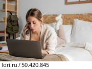 full shot woman working bed 3. Стоковое фото, агентство Ingram Publishing / Фотобанк Лори