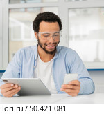 male engineer checking his phone. Стоковое фото, агентство Ingram Publishing / Фотобанк Лори