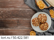 top view cookie plates dried lemon slices with copy space. Стоковое фото, агентство Ingram Publishing / Фотобанк Лори