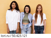 best friends posing front yellow wall. Стоковое фото, агентство Ingram Publishing / Фотобанк Лори