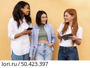 college girls different ethnicities. Стоковое фото, агентство Ingram Publishing / Фотобанк Лори
