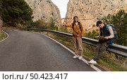 couple hitch hiking car. Стоковое фото, агентство Ingram Publishing / Фотобанк Лори