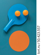 flat lay new ping pong paddle with balls. Стоковое фото, агентство Ingram Publishing / Фотобанк Лори