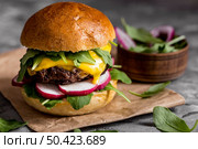 front view cheeseburger counter. Стоковое фото, агентство Ingram Publishing / Фотобанк Лори