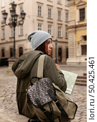 back view woman holding map. Стоковое фото, агентство Ingram Publishing / Фотобанк Лори