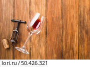 glass wine corkscrew copy space. Стоковое фото, агентство Ingram Publishing / Фотобанк Лори