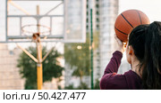 woman playing basketball alone. Стоковое фото, агентство Ingram Publishing / Фотобанк Лори