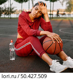 woman taking break after basketball game. Стоковое фото, агентство Ingram Publishing / Фотобанк Лори