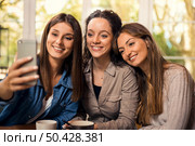 Groups of female firends making a selfie during a pause on the studies. Стоковое фото, агентство Ingram Publishing / Фотобанк Лори
