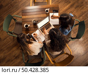 Group of friends studying together for finals. Стоковое фото, агентство Ingram Publishing / Фотобанк Лори