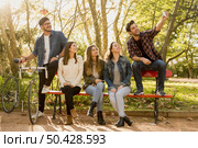 Group of friends in the park having fun together. Стоковое фото, агентство Ingram Publishing / Фотобанк Лори