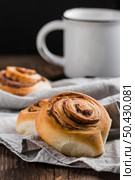 close up view delicious cinnamon rolls 4. Стоковое фото, агентство Ingram Publishing / Фотобанк Лори