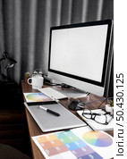 computer screen office workspace with color palettes. Стоковое фото, агентство Ingram Publishing / Фотобанк Лори