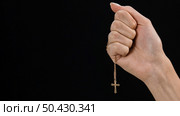 female hand holding cross necklace with copy space. Стоковое фото, агентство Ingram Publishing / Фотобанк Лори