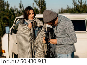 man woman wanting use retro camera. Стоковое фото, агентство Ingram Publishing / Фотобанк Лори