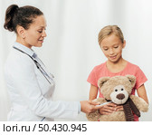 medium shot doctor girl with bear. Стоковое фото, агентство Ingram Publishing / Фотобанк Лори
