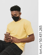 portrait man with face mask smartphone 2. Стоковое фото, агентство Ingram Publishing / Фотобанк Лори