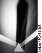 pyramid prism spectrum light black white refraction. Стоковое фото, агентство Ingram Publishing / Фотобанк Лори
