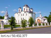Старинные Никольский Собор и церковь Параскевы Пятницы солнечным июньским днем. Великий Новгород. Стоковое фото, фотограф Виктор Карасев / Фотобанк Лори
