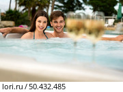 Young couple inside a jacuzzi and tasting wine. Стоковое фото, агентство Ingram Publishing / Фотобанк Лори