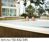 Young couple in a luxury hotel inside a jacuzzi in a rainy day . Стоковое фото, агентство Ingram Publishing / Фотобанк Лори