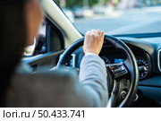 businesswoman driving her car city. Стоковое фото, агентство Ingram Publishing / Фотобанк Лори