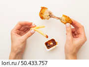 chicken drumsticks leftovers ketchup. Стоковое фото, агентство Ingram Publishing / Фотобанк Лори