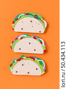 flat lay paper tacos orange background. Стоковое фото, агентство Ingram Publishing / Фотобанк Лори