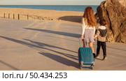 full shot children carrying baggage. Стоковое фото, агентство Ingram Publishing / Фотобанк Лори