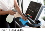high angle woman cleaning gym equipment. Стоковое фото, агентство Ingram Publishing / Фотобанк Лори