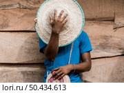 man covering face with hat. Стоковое фото, агентство Ingram Publishing / Фотобанк Лори
