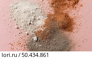 mixture clay powder table. Стоковое фото, агентство Ingram Publishing / Фотобанк Лори