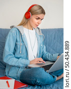 online remote courses student sitting sofa. Стоковое фото, агентство Ingram Publishing / Фотобанк Лори
