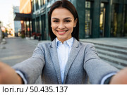 smiley businesswoman taking selfie city. Стоковое фото, агентство Ingram Publishing / Фотобанк Лори